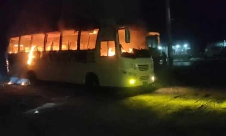 মানিকগঞ্জে পাম্পে দাঁড়িয়ে থাকা স্কুলবাসে আগুন