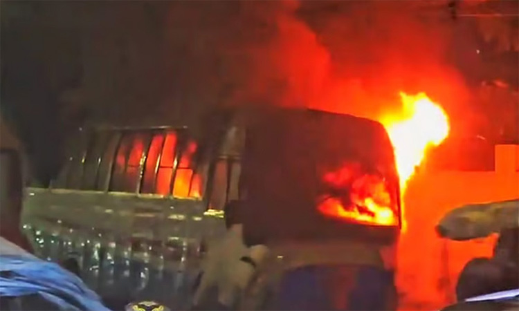 রাজধানীর সূত্রাপুরে মালঞ্চ পরিবহনে আগুন